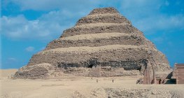 Pirâmide de Djoser (por volta de 2600 aC, Egito)