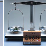 O peso de certos objetos pode ser medido com uma balança de mola ou um equilíbrio