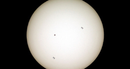 Silhuetas da Estação Espacial Internacional em duas posições diferentes em frente ao sol