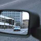 Espelho retrovisor de um carro