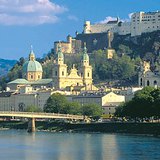 Paisaje urbano de Salzburgo con el castillo en el fondo