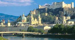 Paisagem urbana de Salzburgo com o Castelo de Hohensalzburg em segundo plano