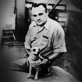 Seguéi Koroliov, el iniciador del programa espacial soviético, con un perro que regresó de un vuelo experimental (1954)