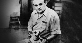 Sergei Korolev, o fundador do programa espacial soviético, com um cão que retornou de um voo experimental com foguete (1954)