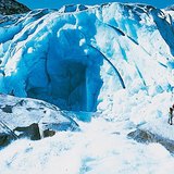 Corrente glacial a sair de uma gruta glaciar