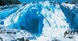 Fluxo glacial saindo de uma entrada de caverna de geleira