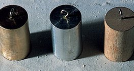 O cobre, o alumínio e a madeira têm densidades diferentes