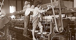 Trabalhadores infantis em uma fábrica têxtil