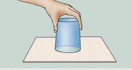 Porque é que a água fica dentro do copo?