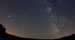 Júpiter e a banda da Via Láctea