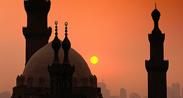Pôr do sol sobre uma mesquita no Cairo