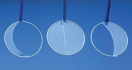 Mostrando que as moléculas de um líquido são atraídas umas às outras