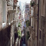Calle mediterránea estrecha