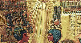 Escultura em relevo egípcio ilustrando o sol