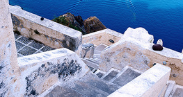 Escaleras en la isla de Santorini