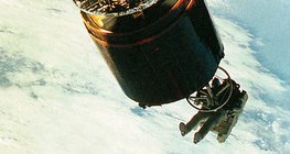 Um satélite em órbita da Terra