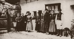 Béla Bartók coleciona canções folclóricas com um fonógrafo na Transilvânia