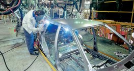 O salão da fábrica da fábrica húngara Suzuki