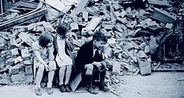 As consequências da guerra aérea: crianças nas ruínas