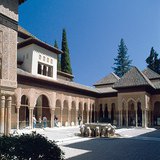 El Patio de los Leones en la Alhambra, Granada, la obra maestra de la arquitectura morisca