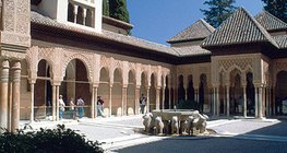 El Patio de los Leones en la Alhambra, Granada, la obra maestra de la arquitectura morisca
