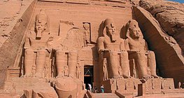 A entrada do templo de rocha de Ramesses II (Abu Simbel, Egito, c. 1300 aC)