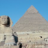 Esfinge (Egipto, h. 2500 a. C.), al fondo la pirámide de Kefrén