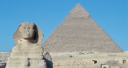 Esfinge (Egito, c. 2500 aC), com a pirâmide de Khafre ao fundo