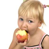 Uma menina a comer uma maçã