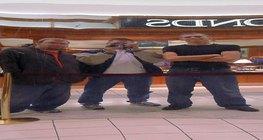 Reflexão de um espelho distorcido