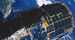 O Telescópio Espacial Hubble com a Terra ao fundo