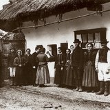 Béla Bartók recolhe canções folclóricas com um fonógrafo na Transilvânia (1907)