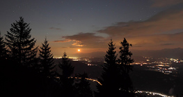 Nascer da lua sobre os Karawanks