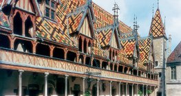 Um hospital ornamentado (gótico)