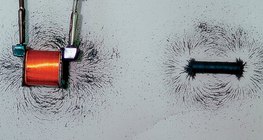 Campo magnético de uma bobina transportadora de corrente e de um íman de barra