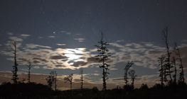 Corona lunar com a Via Láctea e Júpiter