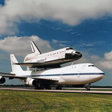 El transbordador espacial Endeavour en un avión de transporte de carga externa