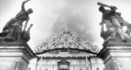 Puerta decorada del castillo de Praga