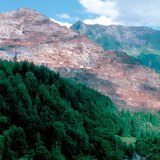 Mina de minério de ferro a céu aberto nos Alpes