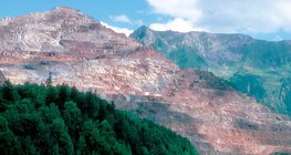 Mina de minério de ferro a céu aberto nos Alpes