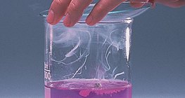 Reação de potássio com água contendo fenolftaleína