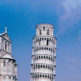 La famosa Torre Inclinada de Pisa es de 56 m de altura