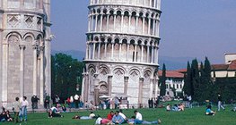 A famosa Torre Inclinada de Pisa tem 56 m de altura
