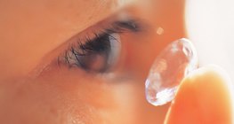 Colocando em uma lente de contato