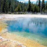 Fuente caliente en el Parque Nacional de Yellowstone
