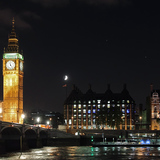 Big Ben por la noche con la luna en el fondo