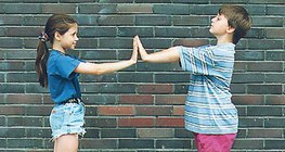 Há forças agindo sobre eles e como resultado eles começam a se mover