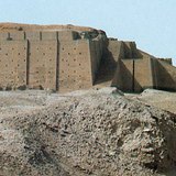 El Zigurat de Ur (h. 2100 a. C., Mesopotamia)