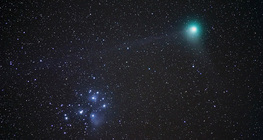 Cometa Machholz passando perto das Plêiades