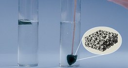 Carvão flutua no topo da água devido à sua estrutura oca